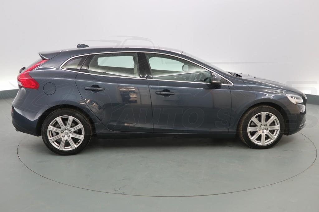 sold-2585-volvo-v40-t3-inscription-1499cc-automatic-2018-e